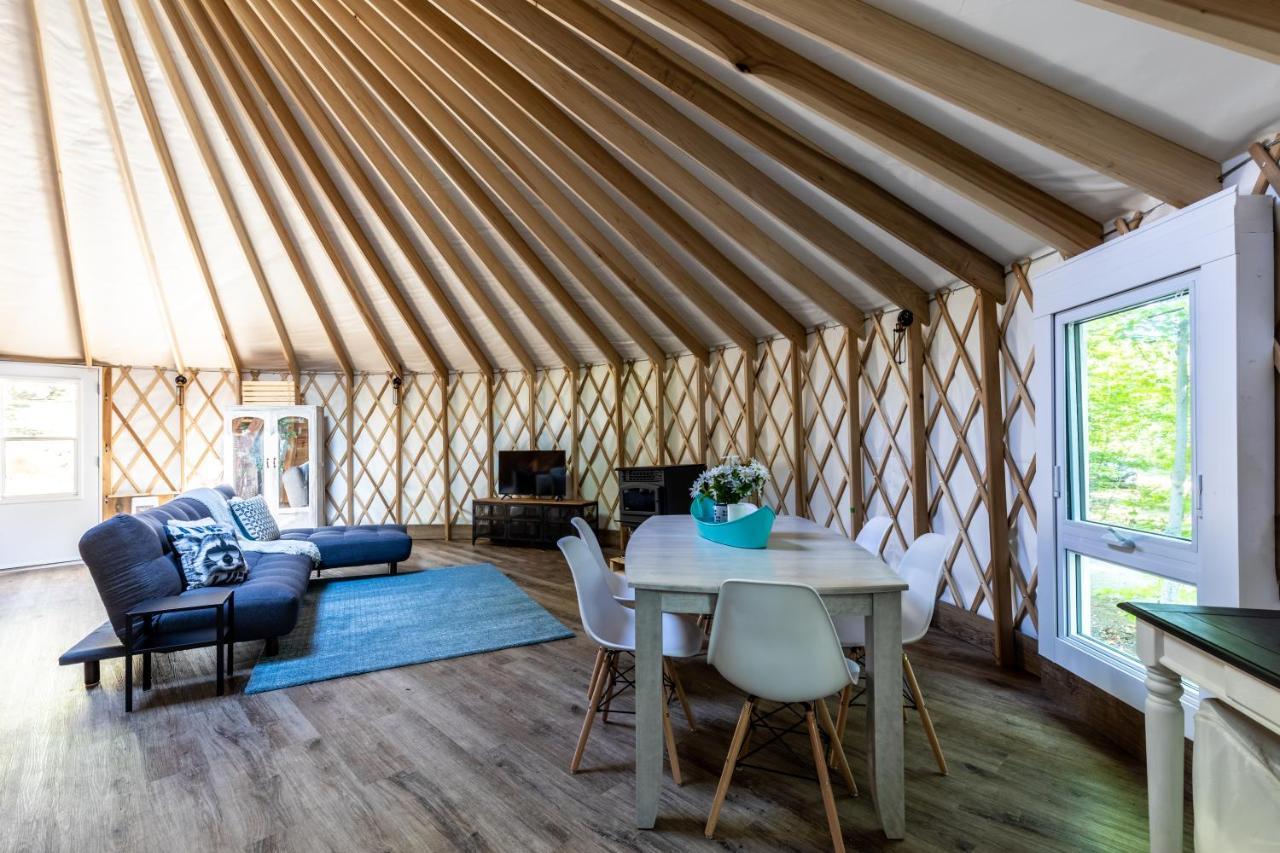 Yourtes Glamping Du Poisson Blanc Notre-Dame-du-Laus Exteriör bild